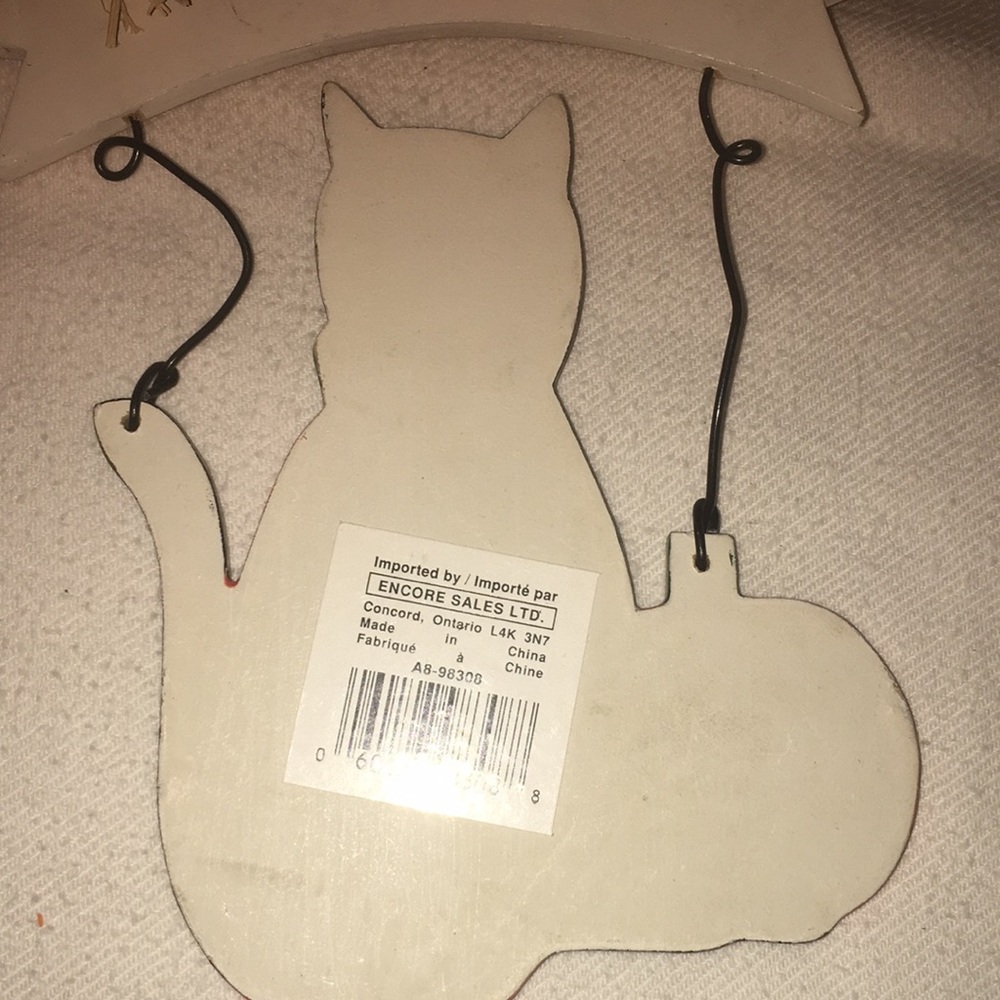 Vintage-Style Trick or Treat Hanging Wood Sign - Cat & Pumpkins Design - Picture 4 of 12